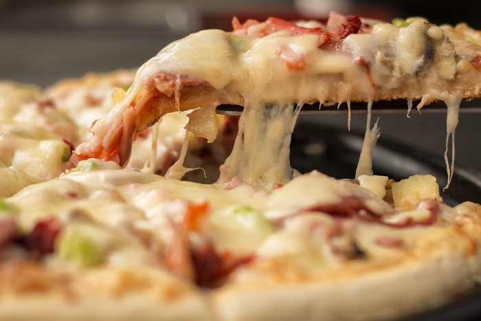 Sehr viel Käse auf der Pizza