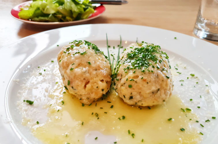 Südtiroler Kaesenocken mit Parmesankäse und Butter