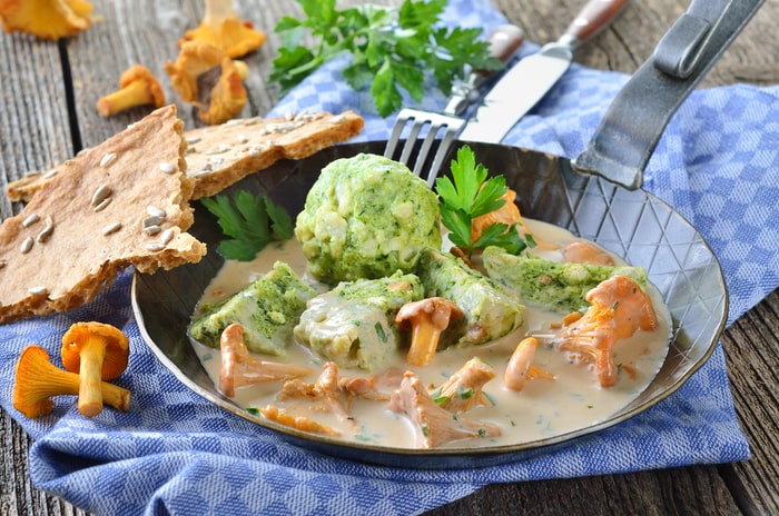 Rezept: Spinatknödel mit Pfifferling-Rahm-Soße