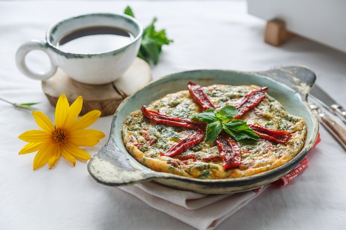 Italienische Fritatta mit getrockneten Tomaten und Basilikum
