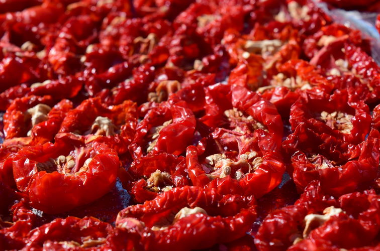 Penne Salat mit getrockneten Tomaten mit leckeren Tomaten zubereiten