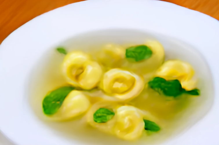 Tortellini in Brodo (Rezept schnell & einfach) 3 Tortellini in Brodo in der Suppe Teller
