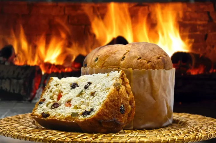 Panettone Geschichte Titelbild mit Panettone Classico am Kaminfeuer