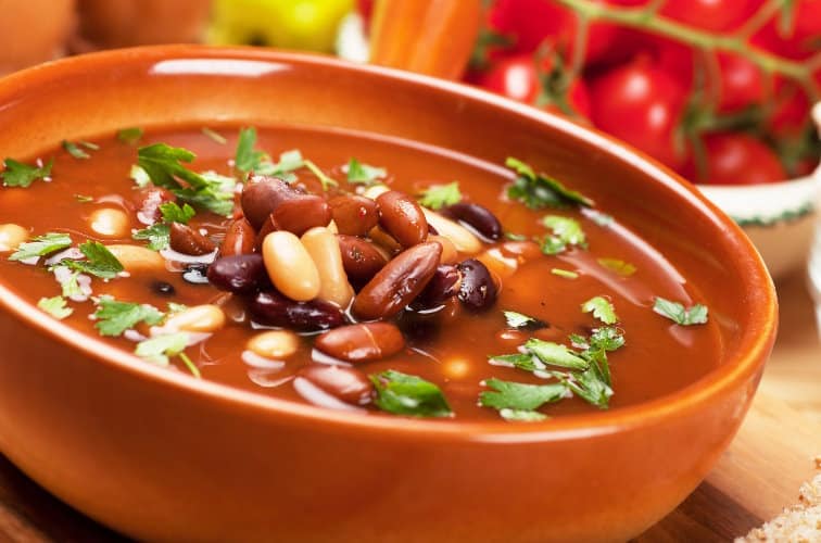 Italienische Bohnensuppe in einer Schüssel serviert