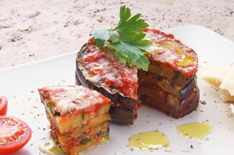 Melanzane alla Parmigiana (original Rezept) 3 Sizilianische Auberginen-Lasagne als Turm aufgestapelt.