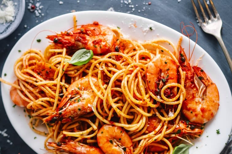 Spaghetti ai Gamberoni (bestes Rezept original aus Neapel) 2 Spaghetti ai Gamberoni Rezept am Teller serviert