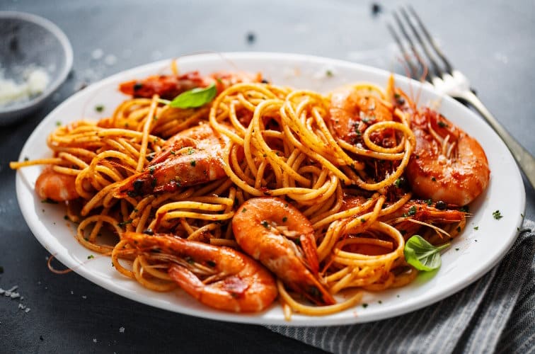 Spaghetti ai Gamberoni (bestes Rezept original aus Neapel) 4 Spaghetti ai Gamberoni mit Tomatensoße frisch zubereitet am Teller serviert