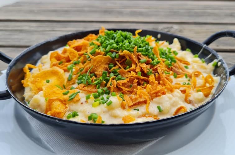 Käsespätzle in der Pfanne mit geröteten Zwiebeln und Schnittlauch mit viel Rahm