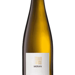 Ein Glas des Südtiroler Sauvignon DOP Festival, umgeben von Weinflaschen der Kellerei Meran Burggräfler. Der Wein zeigt sich in einem leuchtenden, strohgelben Farbton und reflektiert das Licht. Im Hintergrund sind die typischen Etiketten der Kellerei zu erkennen, während das Glas den frischen, aromatischen Charakter des Weins widerspiegelt.