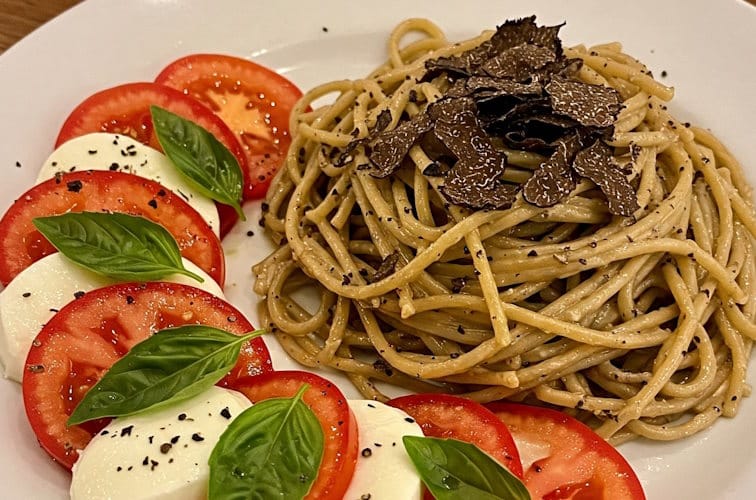 Was passt zu Trüffel Pasta? Die besten Beilagen 3 Caprese-Salat serviert zu intensiver Trüffel-Pasta mit Sommertrüffel