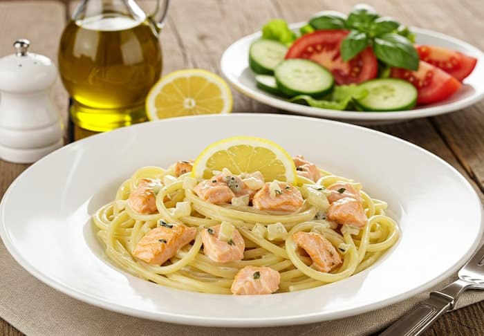 Linguine al Salmone - das klassische Rezept mit hausgemachten Linguine und Zitrone.