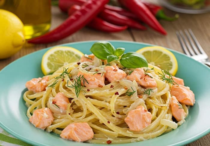 Linguine con Salmone e Peperoncino mit Zitronen, Dill und Basilikum