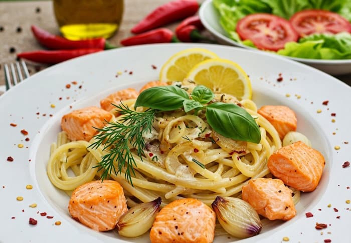 Linguine al Salmone con Peperoncino garniert mit Dill, Zitronen und Basilikum