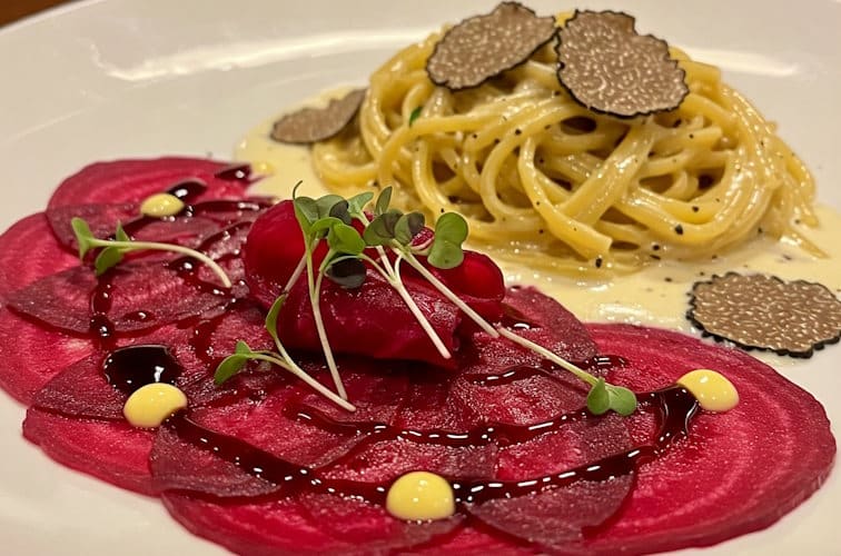 Was passt zu Trüffel Pasta? Die besten Beilagen 4 Rote beete Carpaccio zu Trueffel Pasta serviert