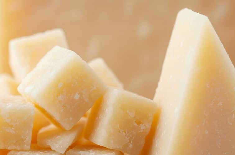 Der beste Wein und Käse Abend – Genuss auf Italienisch 6 Parmigiano Reggiano Nahaufnahme gewürfelt