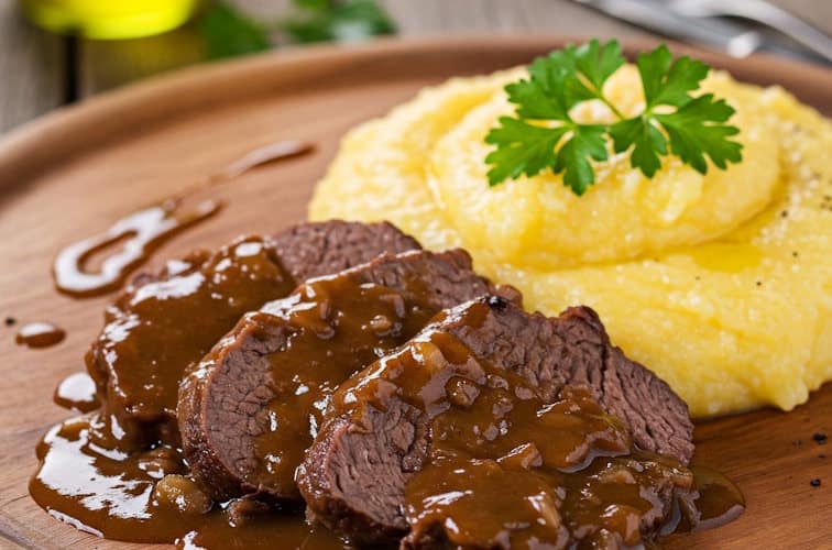Was passt zu Polenta? Die besten Beilagen 6 Polenta mit Rinderschmorbraten