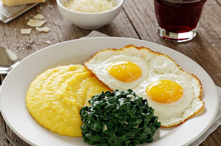 Was passt zu Polenta? Die besten Beilagen 2 Polenta mit Beilagen serviert