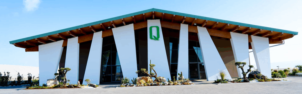 Produzione di olio d'oliva Quattrociocchi Moderno edificio dell'oleificio Quattrociocchi in Italia con un'architettura elegante e piante mediterranee.