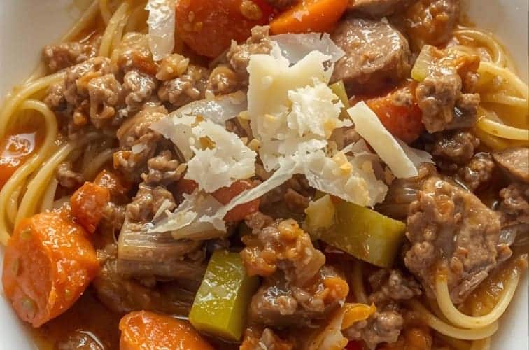 Bolognese Bianco Original italienisch – Feine weiße Ragù wie in Bologna 4 Bolognese Bianco Original italienisch Parmesan und Olivenoel