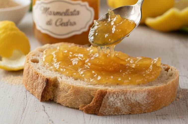 Cedro Marmelade Rezept – aromatische Zitrusmarmelade aus Italien 3 Cedro Marmelade Rezept auf einem Brot