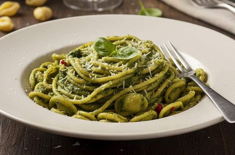 Orecchiette alla Pugliese – Ein kulinarischer Schatz Apuliens 3 Orecchiette alla Pugliese auf einem Teller angerichtet