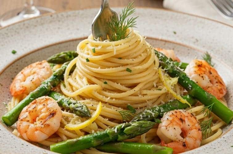 Pasta mit Spargel und Garnelen appetitlich angerichtet