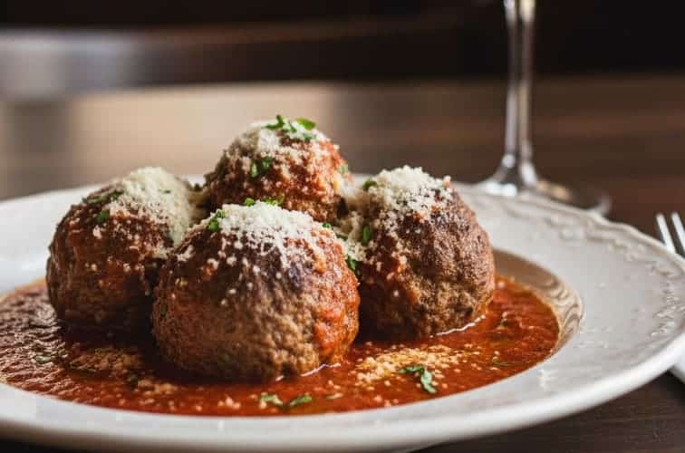 Polpetta della nonna auf einem Teller angerichtet