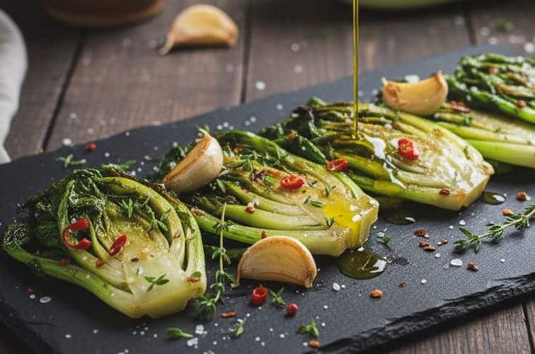 Puntarelle Rezept gebraten auf einem Brett angerichtet