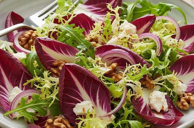 Salat mit Radicchio ist ein klassischer Salat