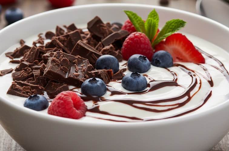 Schokoladen Toppings Joghurt Bowl mit Schokolade und Beeren