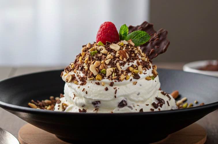 Stracciatella Creme mit Nüssen angerichtet