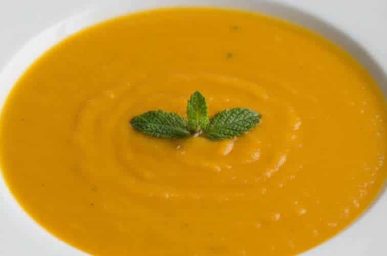 Italienische Kürbissuppe – Cremiger Herbstgenuss aus der Cucina Italiana 3 Italienische Kürbissuppe auf einem Teller serviert