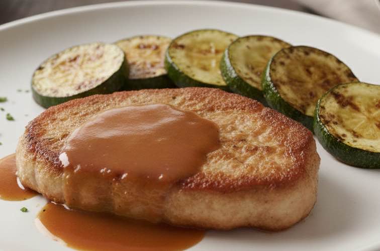 Scaloppina al Marsala – Klassisches Kalbfleisch in feiner Marsalasauce 4 Scaloppina al Marsala mit gebratener Zucchini angerichtet