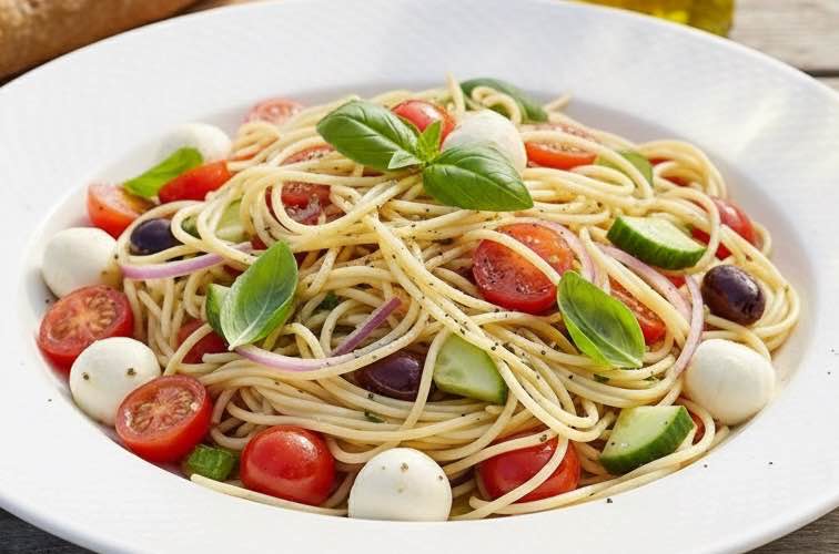 Spaghettini Salat – Frisch, leicht und mediterran genießen 3 Spaghettini Salat auf einem Teller angerichtet