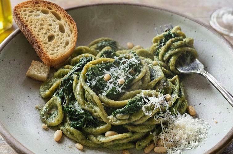 Pasta al Cavolo nero – Originalrezept aus der Toskana mit Schwarzkohl 4 Pasta al Cavolo nero mit Brot angerichtet